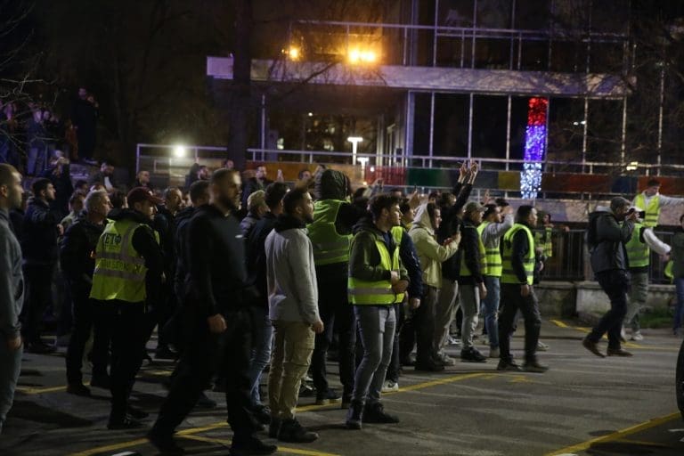 Snimak otkriva: Policajca u civilu ispred RTS-a udario pripadnik Žandarmerije