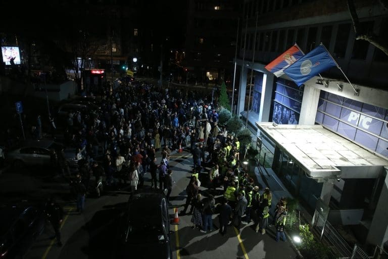 “Ne odustajemo dok se RTS ne ugasi!” – Studenti i građani već 12. dan u blokadi Javnog servisa