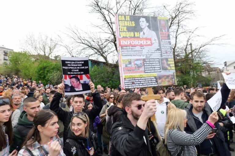 Protest ispred Informera u Beogradu: Studenti spremaju gulaš, potpisuju peticiju i dezinfikuju
