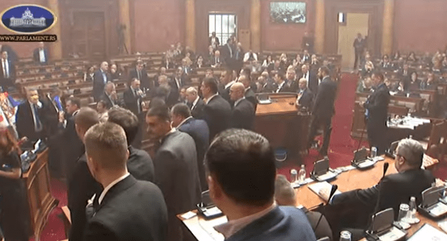 Snimak pokazao ko je pogodio poslanicu u Skupštini Srbije flašicom u glavu