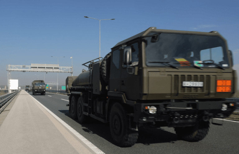 (FOTO) Šta se dešava: Vozila EUFOR na auto-putu 9. januar i u Doboju