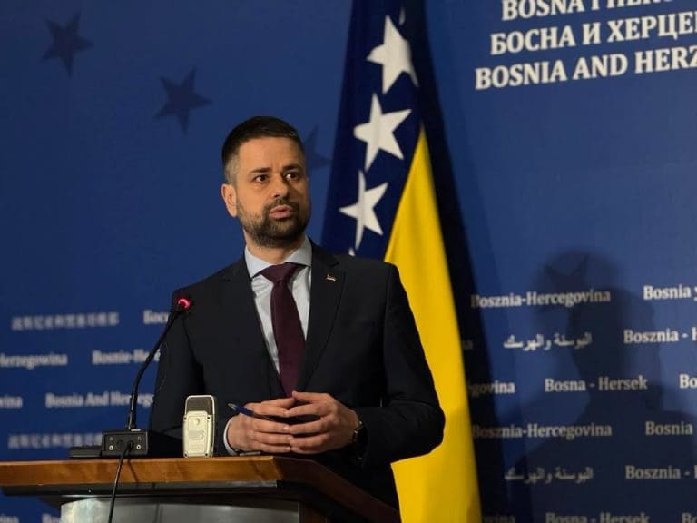 Amidžić Borenoviću: Koliko te plaćaju?