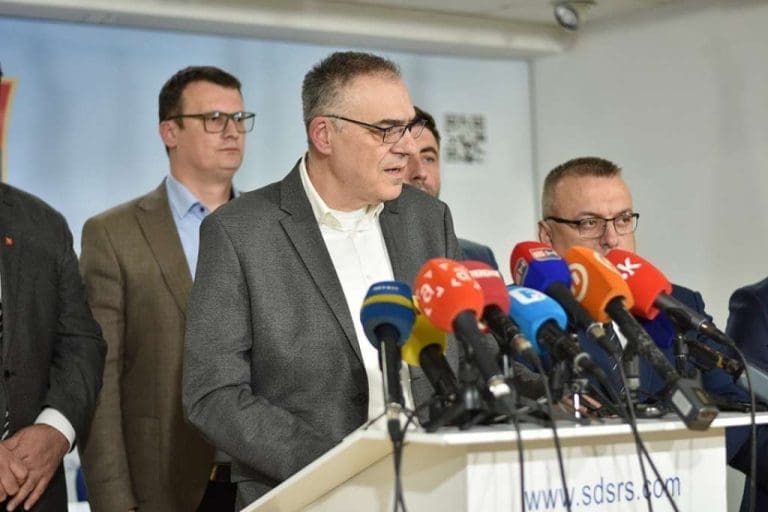 MILAN MILIČEVIĆ PODNIO NEOPOZIVU OSTAVKU: Lider SDS prekinuo četvoročasovnu raspravu na burnoj sjednici u Bijeljini