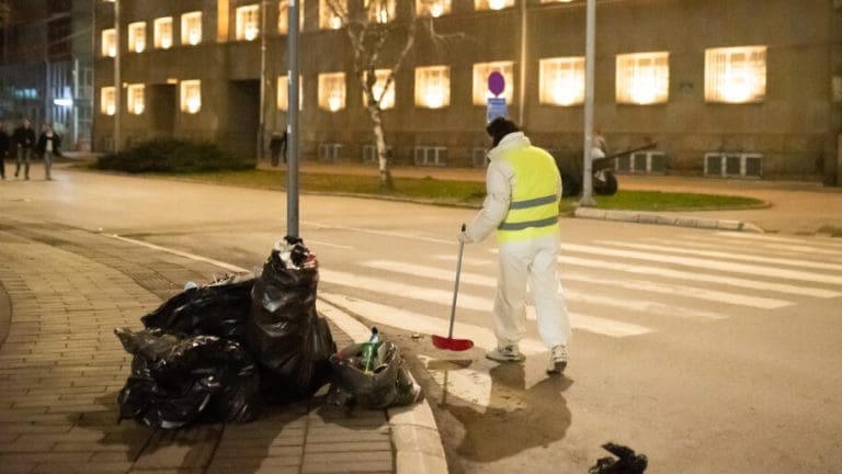Jutro nakon protesta, Niš osvanuo čist, studenti do ranog jutra skupljali smeće