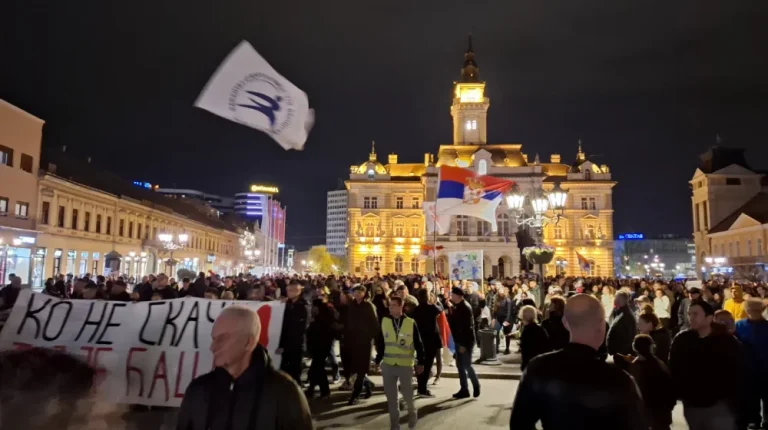 Protesti u Novom Sadu zbog napada na studente, skandiraju: “Ko ne skače, taj je ćaci!