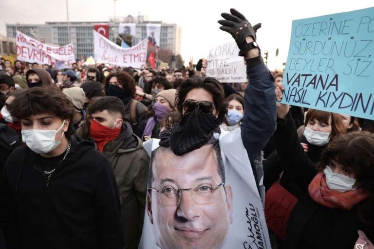 Imamoglu suspendovan s mjesta gradonačelnika Istanbula, policija koristi vodene topove protiv demonstranata