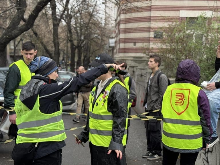 Studenti redari na protestu u Beogradu ispisali su na svojim rukama nešto što je rasplakalo i njihove roditelje