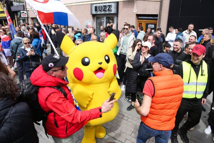 Pikaču sa studentima na protestima, hit fotografija iz Novog Pazara