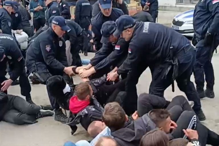 Incident pred put: Studenti u Novom Pazaru pokušali da zaustave autobuse za Beograd!