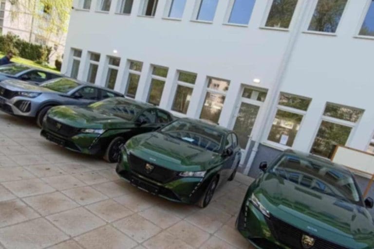Samo bahato: Dok radnici ŽRS praznuju bez plata, uprava se vozi u novim automobilima!