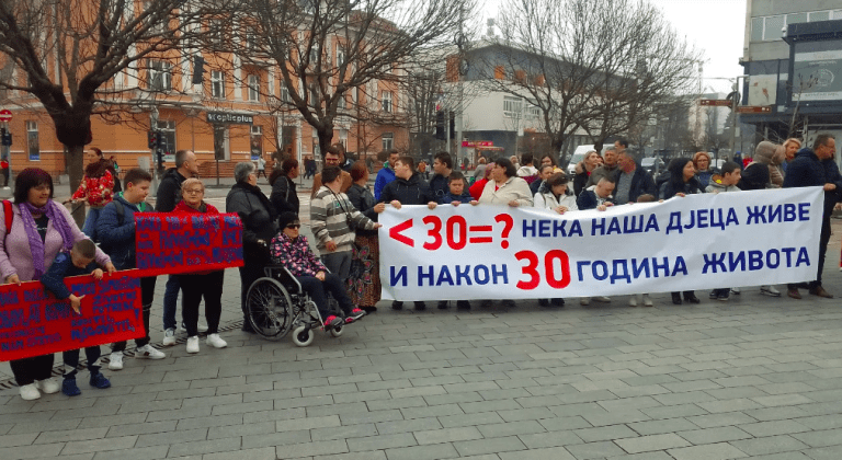 U pet do dvanaest za prava roditelja-njegovatelja: Banjaluka traži pravdu na Trgu Krajine