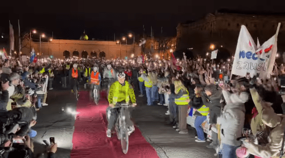 Crveni tepih za protestne bicikliste iz Srbije u Beču (VIDEO)