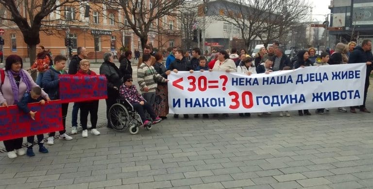Zakon ih ostavlja bez prava: Roditelji-njegovatelji traže hitne izmjene