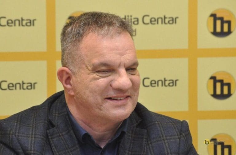 Iza ženskih skuta
