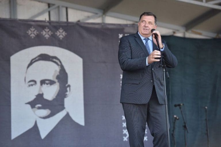 Mile pjeva Kočiću: Neću nikom dati našu zemlju, samo prodat’ dio u podzemlju!
