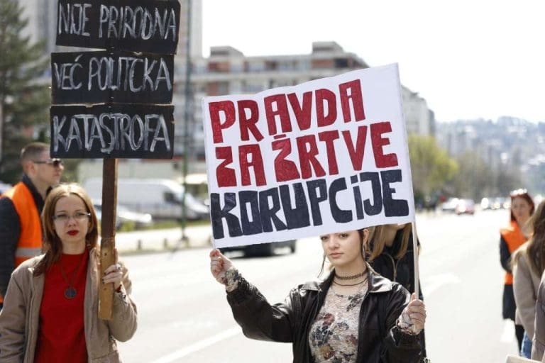 Protest studenata ispred Vlade FBiH: Traže pokretanje istrage za smrt 27 osoba (FOTO)