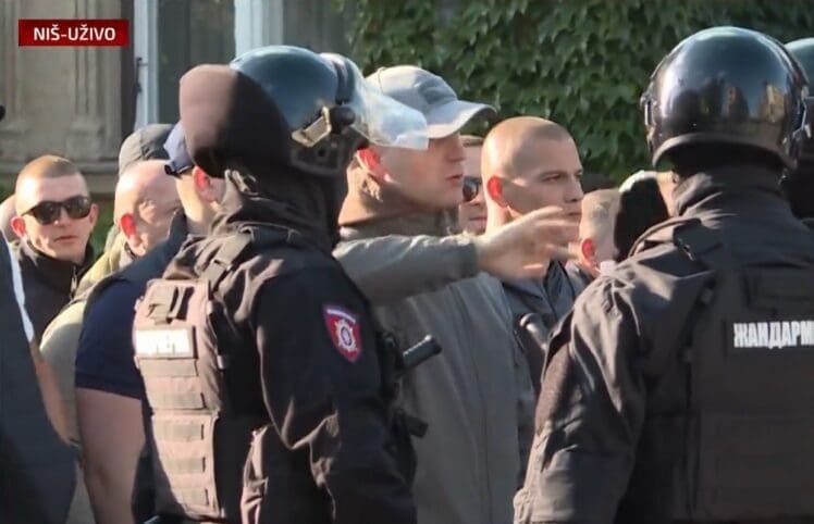 Studentski protest i Vučićev skup u Nišu u isto vrijeme: Žandarmerija i veterani između dvije grupe građana (VIDEO)