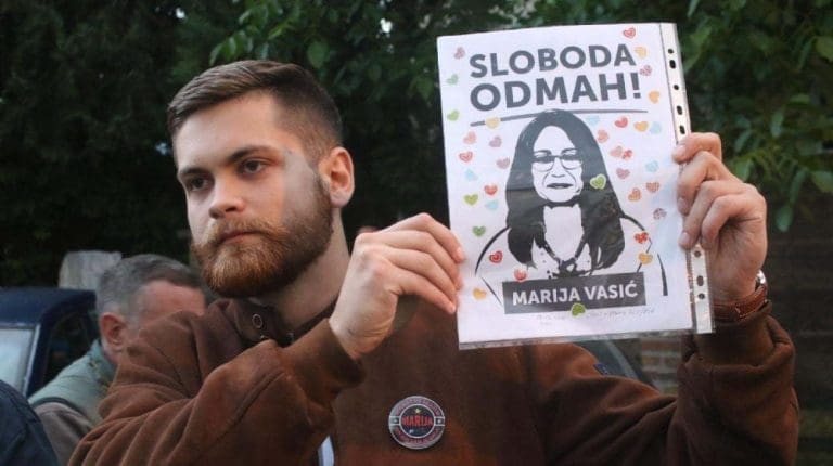 Marija Vasić i još dvoje aktivista pušteni iz zatvora, ona prebačena u civilnu bolnicu