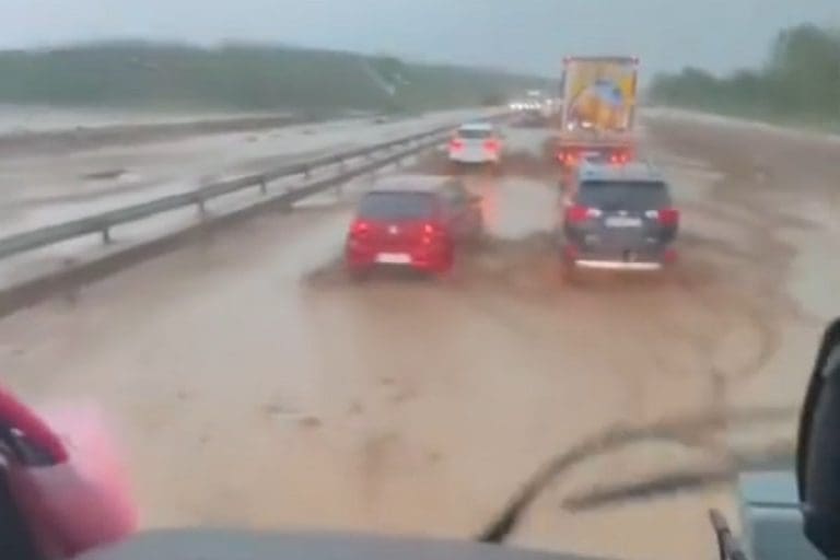 Sablasne scene u Srbiji: Vozila se probijaju kroz potop (VIDEO)