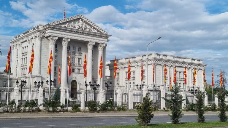Država koja je promijenila ime, čak i strugala šahtove na ulicama zbog EU komšije. Sada su im “natovareni” novi zahtjevi (FOTO)