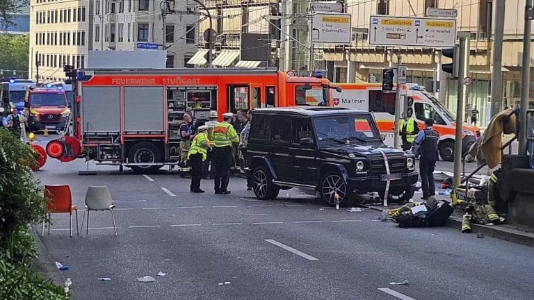 Haos u Štutgartu: Vozač Mercedesom uletio u masu ljudi, više povrijeđenih!