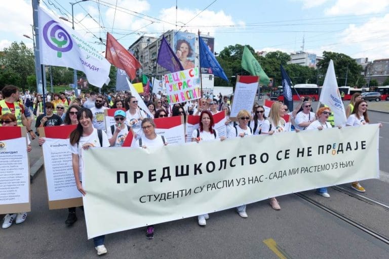 “Studenti su rasli uz nas, sada mi rastemo uz njih”: Protest predškolskh radnika u Beogradu