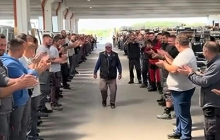 Emotivni video iz Brčkog: Kolege ispratili radnika Asima u penziju na poseban način
