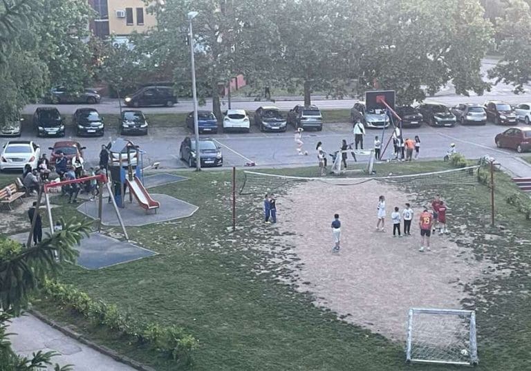 Kada sistem zakaže, građani se organizuju: Roditelji u najvećem banjalučkom naselju preuzeli stvar u svoje ruke i prave bezbjednije igralište
