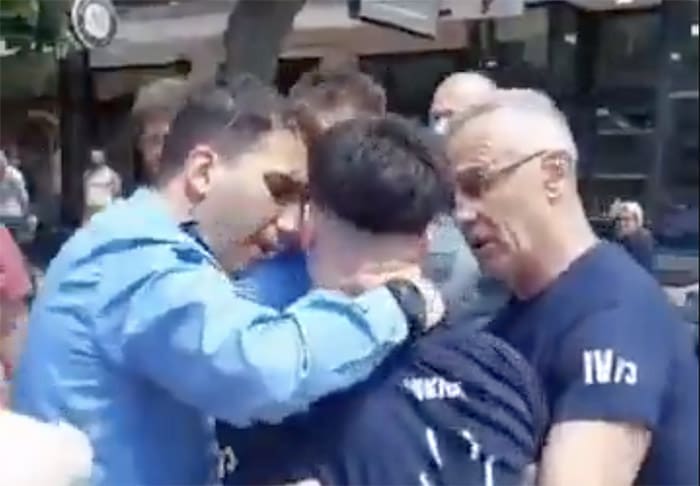 MUP Srbije izdao nalog za hapšenje policajca koji je napao srednjoškolca u Kosovskoj Mitrovici
