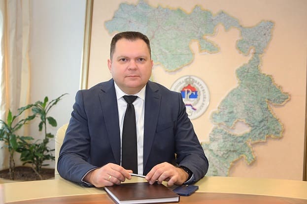 Prosvjetljenje SNSD-ovog ministra: U strankama dati prednost kvalifikovanima ljudima sa državnim fakultetima