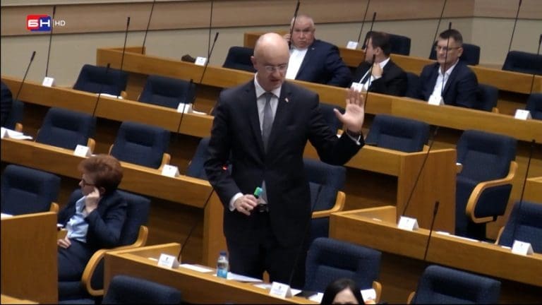 Bura u NSRS: Mazalica rekao da je Zoran Milanović veći Sbin od opozicije, pa izjurio iz sale