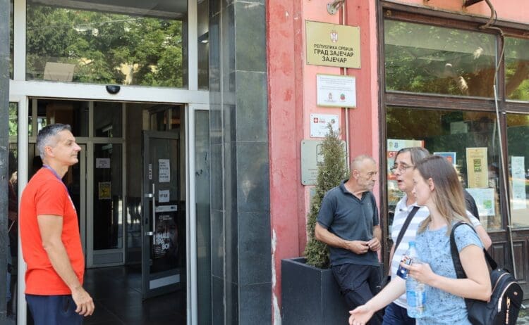Sve ili ništa: Konačni “okršaj” SNS-a i opozicije na biračkom mjestu broj 25?