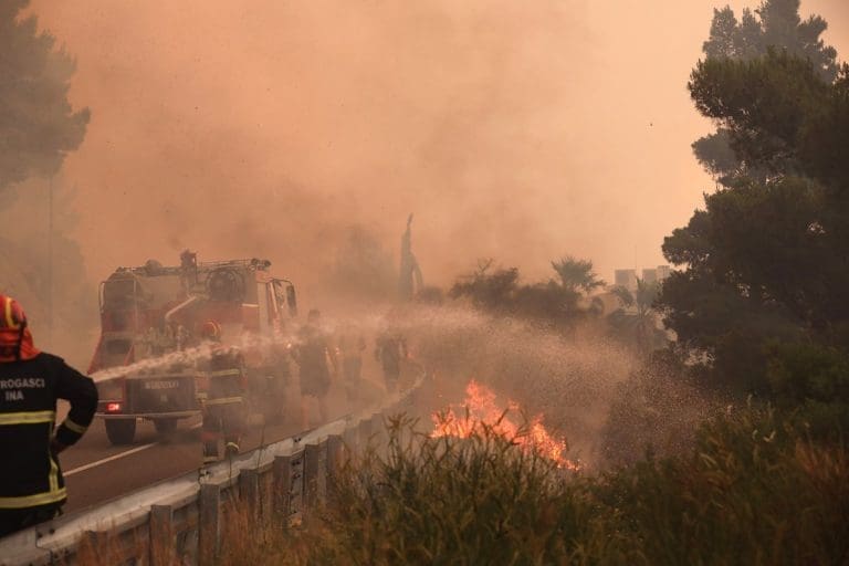 Hrvatska u plamenu: Vatru gasi 27 vatrogasaca i kanaderi