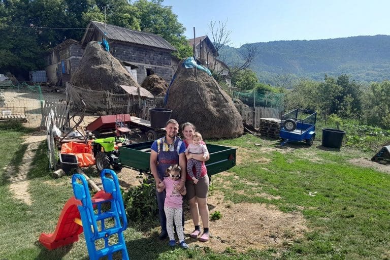 Mladi par iz Prisoja pravi domaći sir, uzgaja stoku i hranu bez hemije: Planiraju širenje imanja, ali ih muči jedan veliki problem