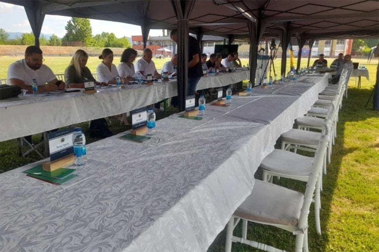 Šou na plus 35: Teslićki parlament zasjeda na stadionu