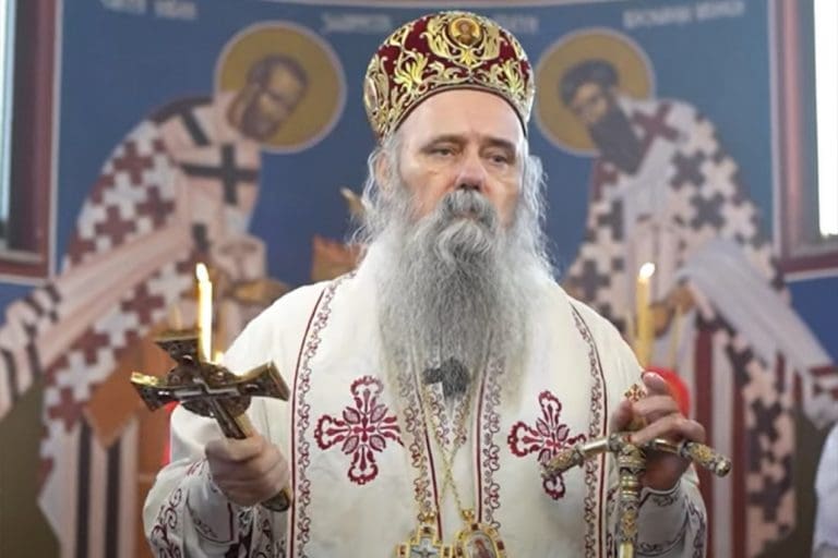 Mitropolit zvorničko-tuzlanski napisao pjesmu o studentima iz Srbije, brutalno ih izvrijeđao. Um im je satanski, bunt demonski