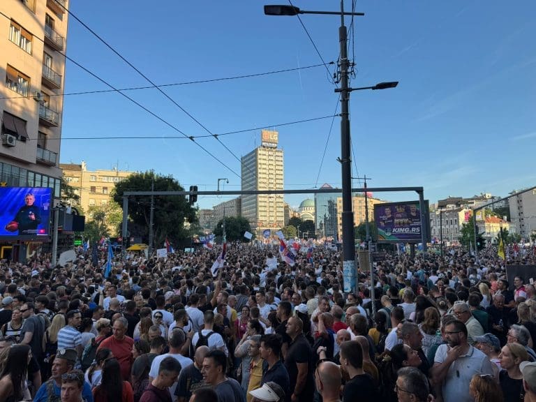 Ogroman broj gtađana na protestu u Beogradu, uprkos sezoni godišnjih odmora