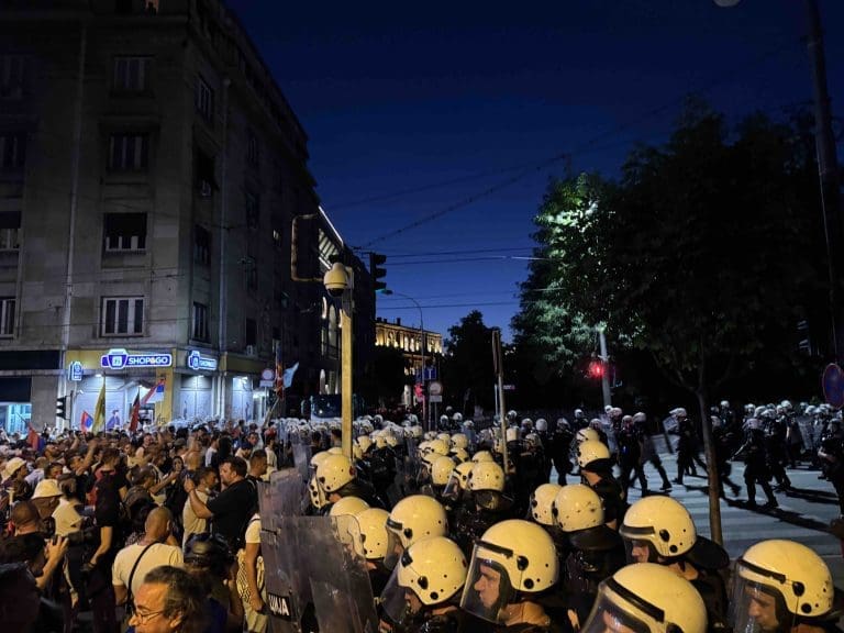Napeto je kod Ćacilenda, odjekuju topovski udari: Došlo i do prvog sukoba sa policijom