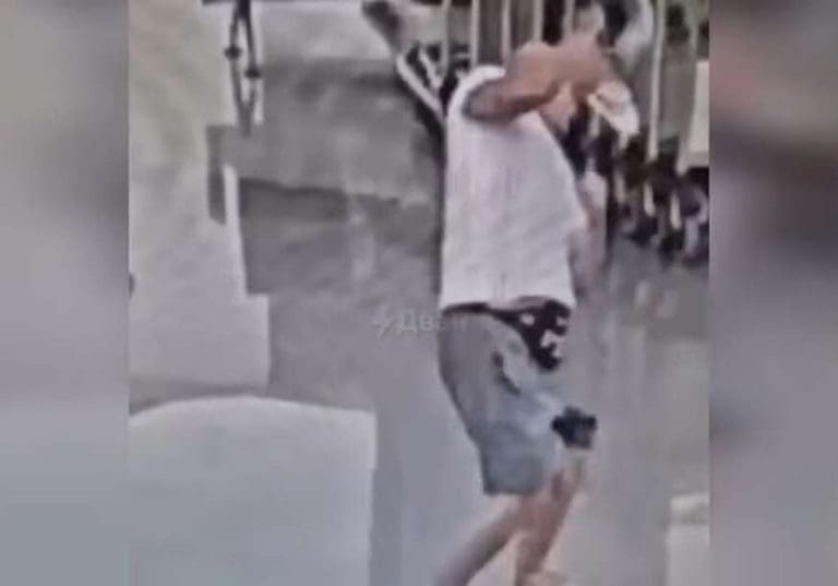 Nadrogirani monstrum na aerodromu NAPAO DIJETE (2) iz Irana i svom snagom ga bacio na pod, dječak je u komi! (UZNEMIRUJUĆI VIDEO)