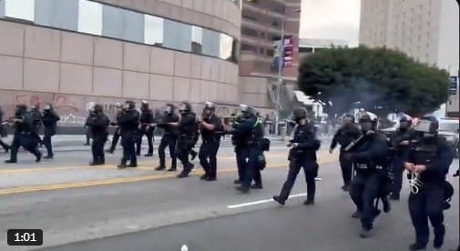 Haos u Americi: Na ulicama Los Anđelesa bjesni sukob (VIDEO)
