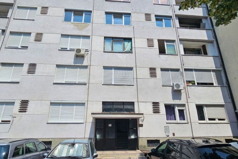 Tri mjeseca mrtva u stanu: Nesnosan smrad, crvi i strah od zaraze muče cijelu zgradu u Banjaluci