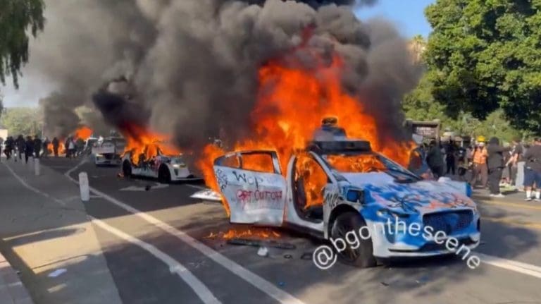 “Rat” na ulicama Los Angelesa: Racije, sukobi, gore automobili…