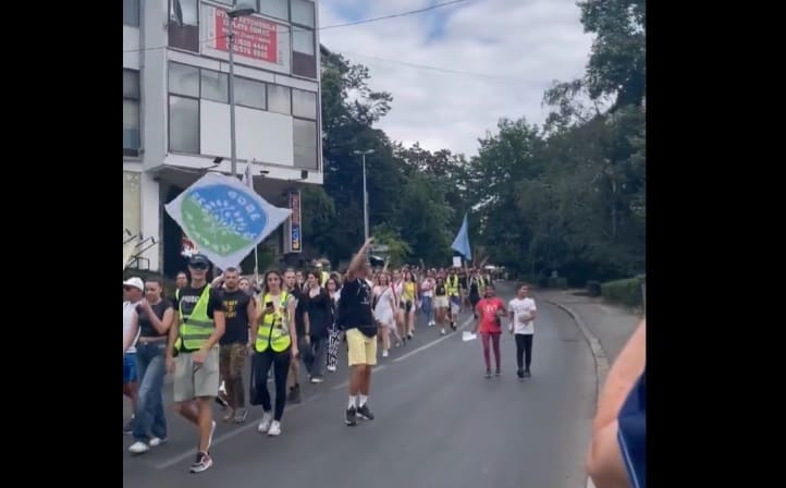 Napravljen živi lanac oko Narodnog pozorišta, počeo kontramiting u Ćacilendu