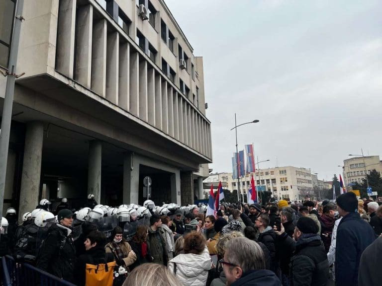 Građani i studenti blokirali zgradu Skupštine u Novom Sadu, policija ih odgurivala
