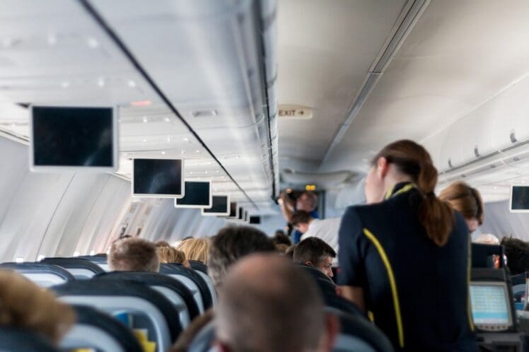 Stjuardesa otkrila: Ovo piće nikada ne naručujte u avionu