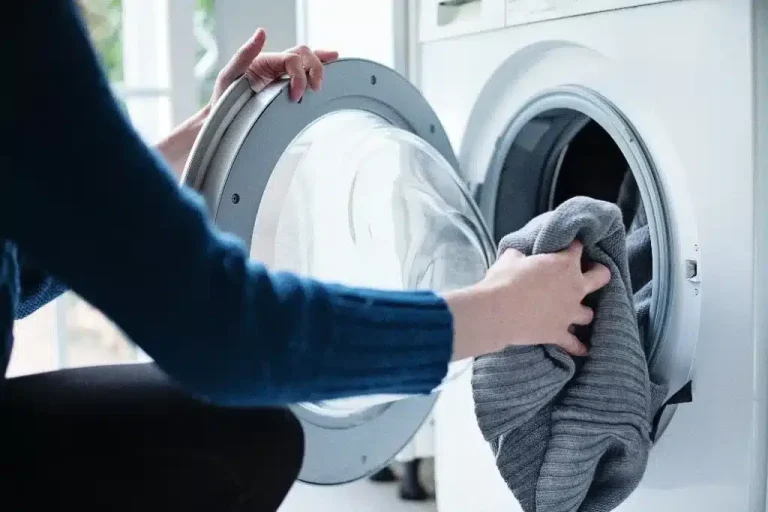 Trik koji stvarno radi: Ubacite ovo u bubanj i zaboravite na peglanje