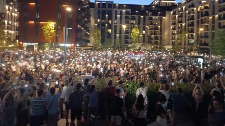 Talas blokada poslije Vidovdanskog protesta širom Srbije: Broj građana na ulicama raste iz minuta u minut