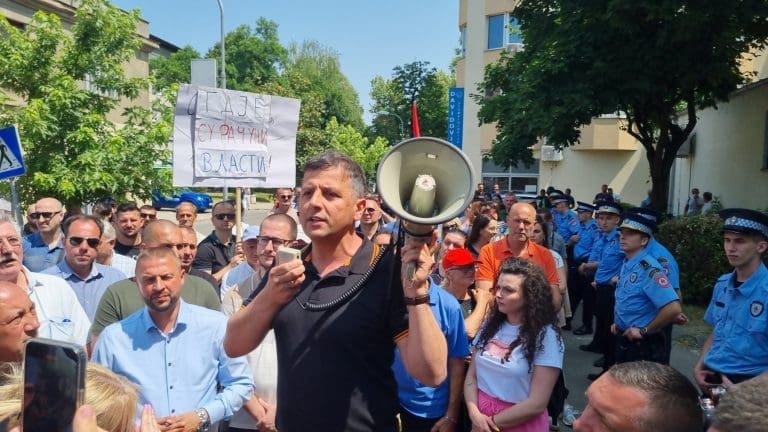 Govor NEBOJŠE VUKANOVIĆA ispred Okružnog suda u Banjaluci: Sluge mafije! (VIDEO)