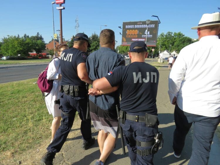 Nastavljaju se masovna privođenja po Srbiji: Prošle noći legitimisano 386 građana, privedeno 13 osoba