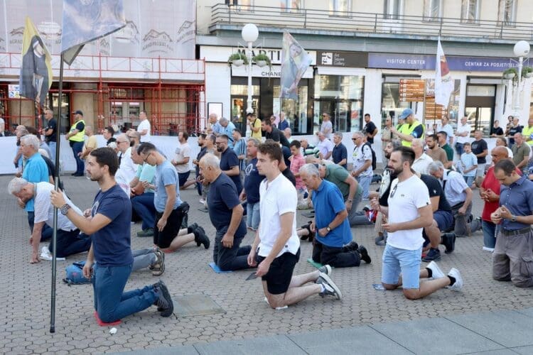 Muškarci koji godinama kleče u centru Zagreba i mole se za „predbračnu čistotu“ sad su se molili da na Tompsonovom koncertu ne padne kiša